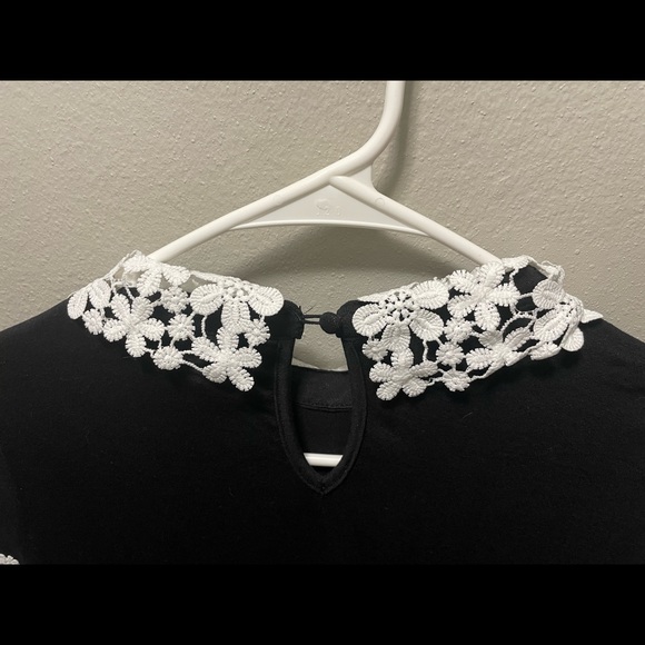 Black cute blouse. - Picture 2 of 5